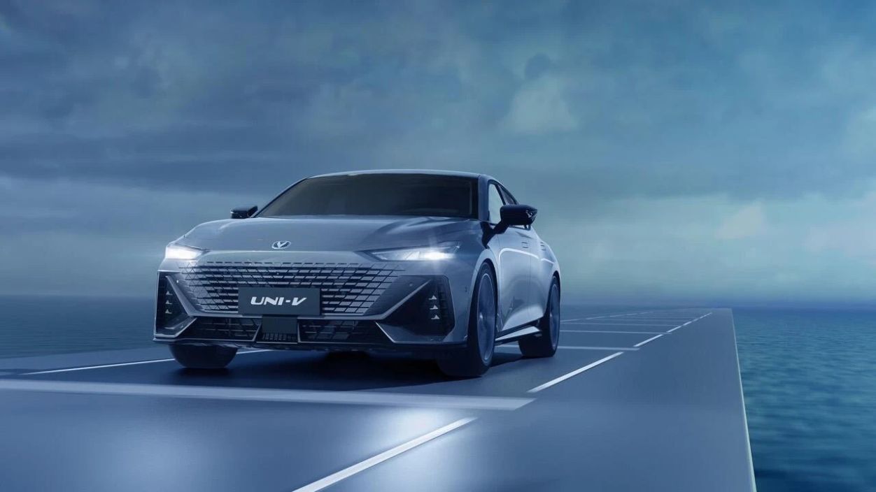 Changan UNI-V Стандарт 1.5 DCT фото 2