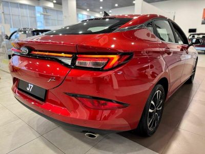 JAC J7 Tech 1.5 CVT превью 3