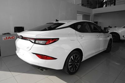 JAC J7 Luxury 1.5 CVT превью 4